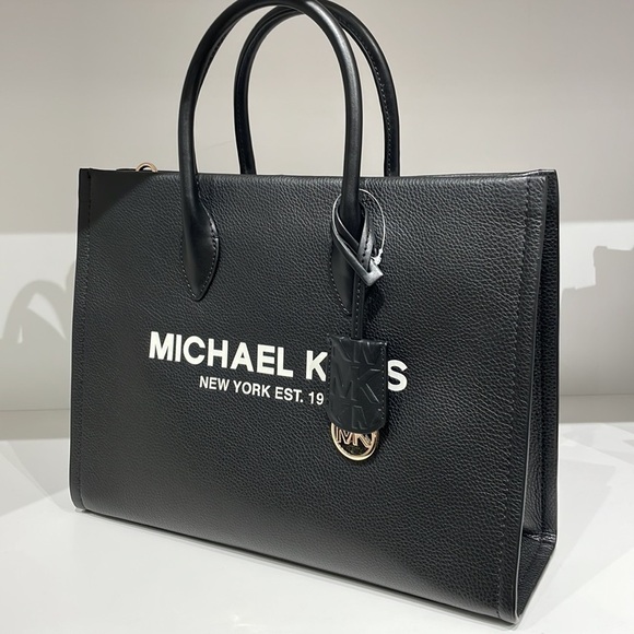 MICHAEL KORS 🖤
Mirella Medium Pebbled Leather Tote Bag - Picture 2 of 6